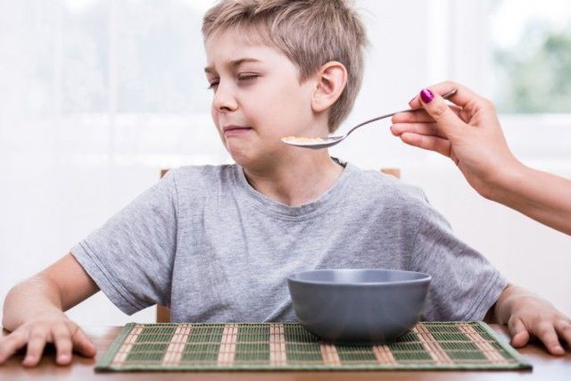 When eating, children have these 4 bad BEHAVIORS, it will be difficult to succeed in the future: Parents need to correct them before their children grow up - Photo 3.