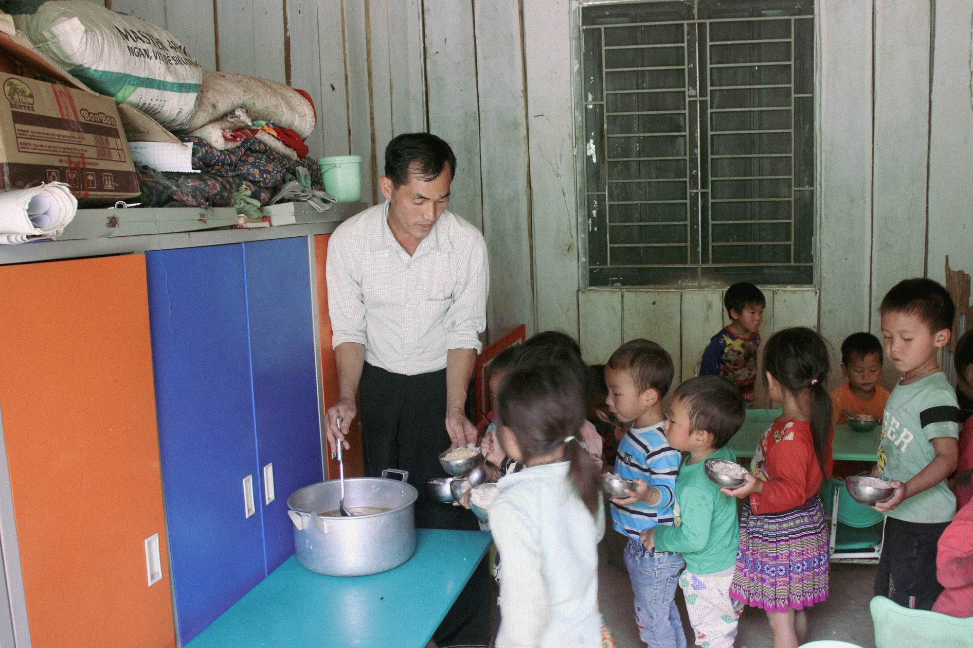 Chuyện 2 thầy giáo gà trống nuôi trẻ vùng cao, dành tâm huyết nửa đời người gieo ước mơ nơi khoảng trời heo hút - Ảnh 4. Chuyện 2 thầy giáo gà trống nuôi trẻ vùng cao, dành tâm huyết nửa đời người gieo ước mơ nơi khoảng trời heo hút - Ảnh 4.