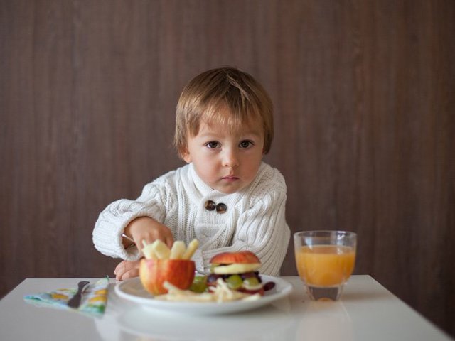 When eating, children have these 4 bad BEHAVIORS, it will be difficult to succeed in the future: Parents need to correct them before their children grow up - Photo 4.