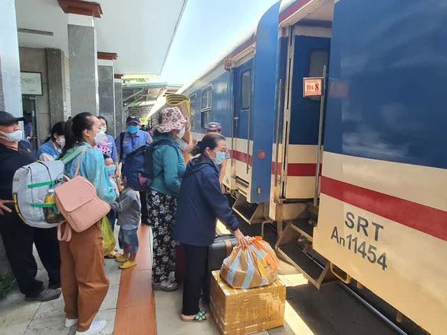   HOT: Customers are flocking to Da Nang, the airport, the train station is hard - Photo 4.