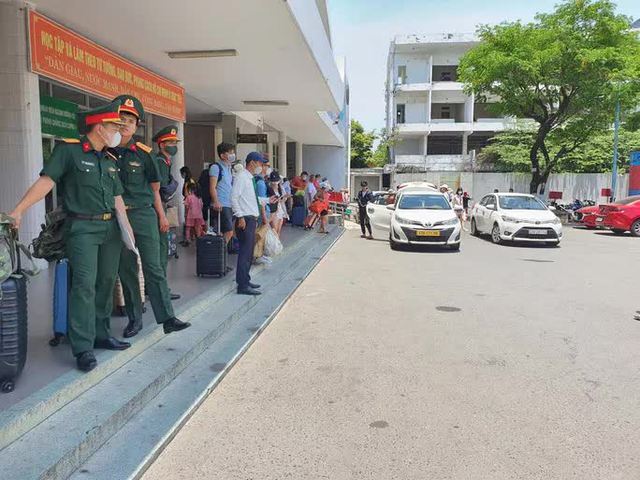  NÓNG: Khách đang dồn về Đà Nẵng, sân bay, ga tàu ken cứng  - Ảnh 5.
