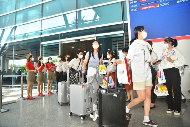  NÓNG: Khách đang dồn về Đà Nẵng, sân bay, ga tàu ken cứng  - Ảnh 7.