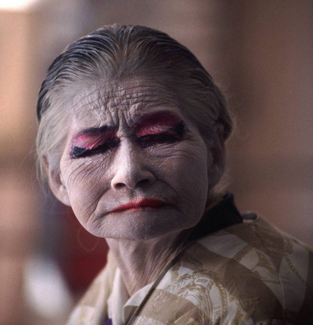 Chuyện về nàng geisha mỗi sáng chăm chút trang điểm, 40 năm lang thang khắp con phố để chờ mãi bóng dáng một người đàn ông - Ảnh 10.