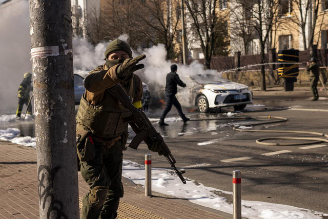 Russia withdraws troops from some fronts in Northern Ukraine - Photo 1.