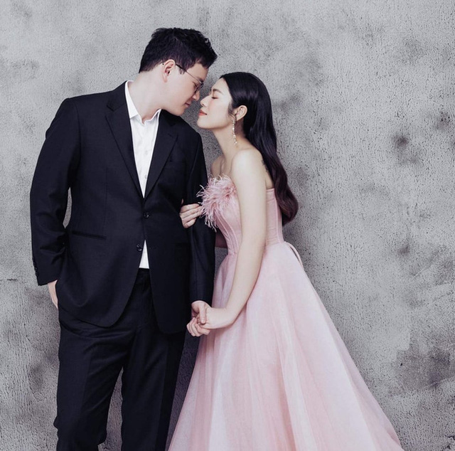  Em chồng soái ca của Hoa hậu Đặng Thu Thảo đã kết hôn, nhan sắc cô dâu hào môn gây tò mò  - Ảnh 2.