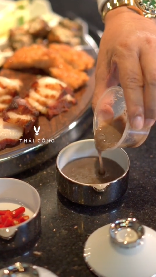   Thai Cong eats rice noodles with shrimp paste in a tray of 36 million VND - Photo 2.