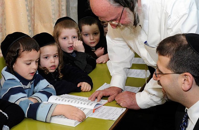  “Nhỏ mật lên sách” để trẻ biết sự ngọt ngào của tri thức: Bí quyết dạy con độc đáo ngay từ thuở lọt lòng của người Do Thái khiến ai cũng phải nể phục  - Ảnh 3.