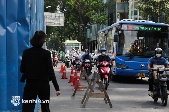 Người dân tại “đất vàng” TP.HCM vui mừng khi rào chắn công trình Metro sắp được tháo dỡ sau 8 năm - Ảnh 15.