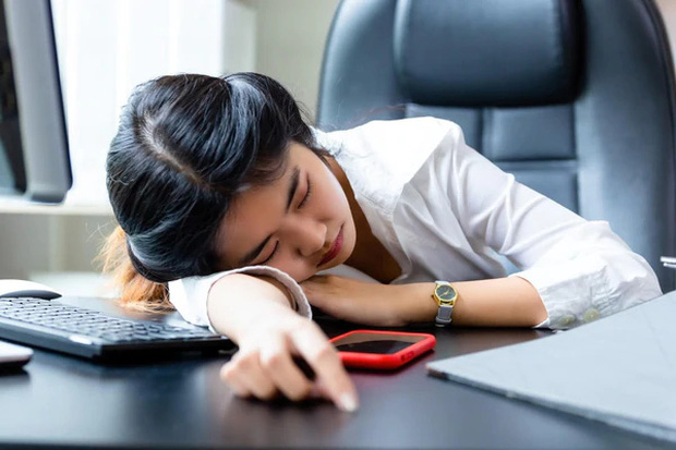 The woman suddenly became completely paralyzed on her right hand because of a daily sleep pattern of many young people, especially office workers - Photo 2.