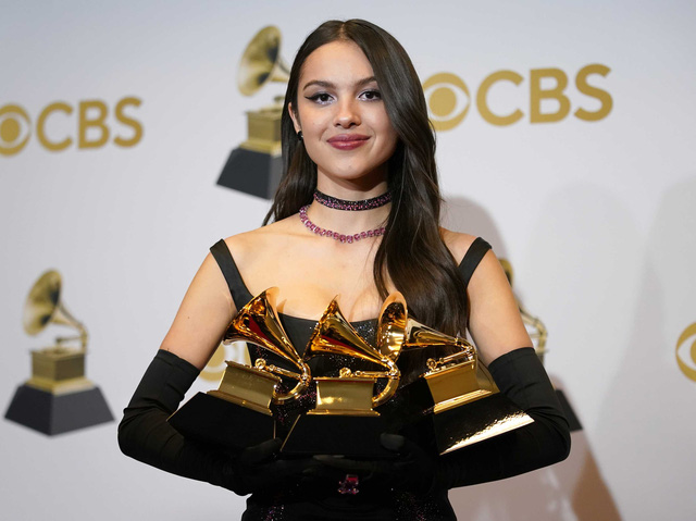   The 19-year-old girl holds 3 Grammy gold trumpets: Beautiful, hot like a doll, suddenly shines and then owns a huge fortune that is not inferior to anyone - Photo 1.