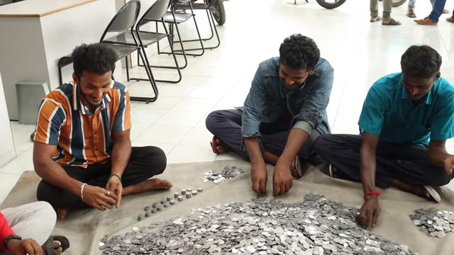   The guy who used a truck to carry 260,000 coins to buy a motorcycle was his dream: Hard money accumulated for more than 3 years, was almost rejected by the salesman - Photo 1.