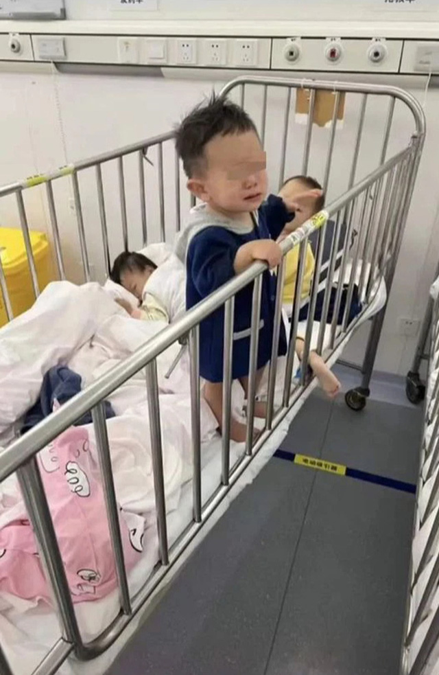 Pity the image in the child isolation area in Shanghai: The children are crying, helpless with no one to take care of and worrying warnings from medical experts - Photo 4.