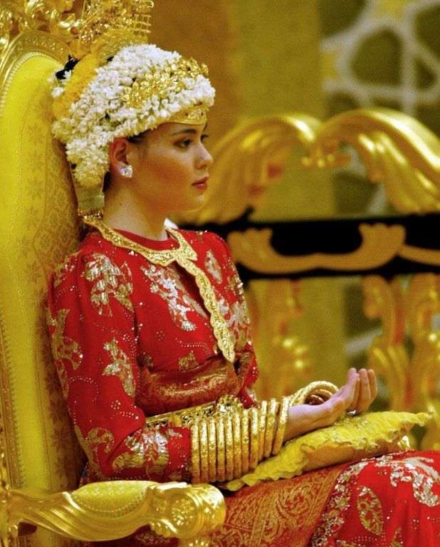 Having a gilded wedding with 2000 guests, a 17-year-old commoner Cinderella got on a flower car with the Crown Prince, how did he live in 18 years of becoming a Royal?  - Photo 9.