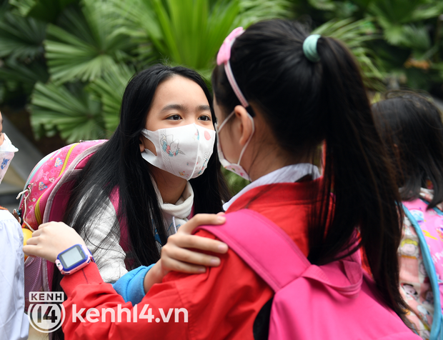 ẢNH gần 1 triệu học sinh lớp 1-6 ở Hà Nội đi học: Nhiều em mất ngủ vì vui quá, hơn 11 tháng mới gặp mặt thầy cô - bạn bè! - Ảnh 10.