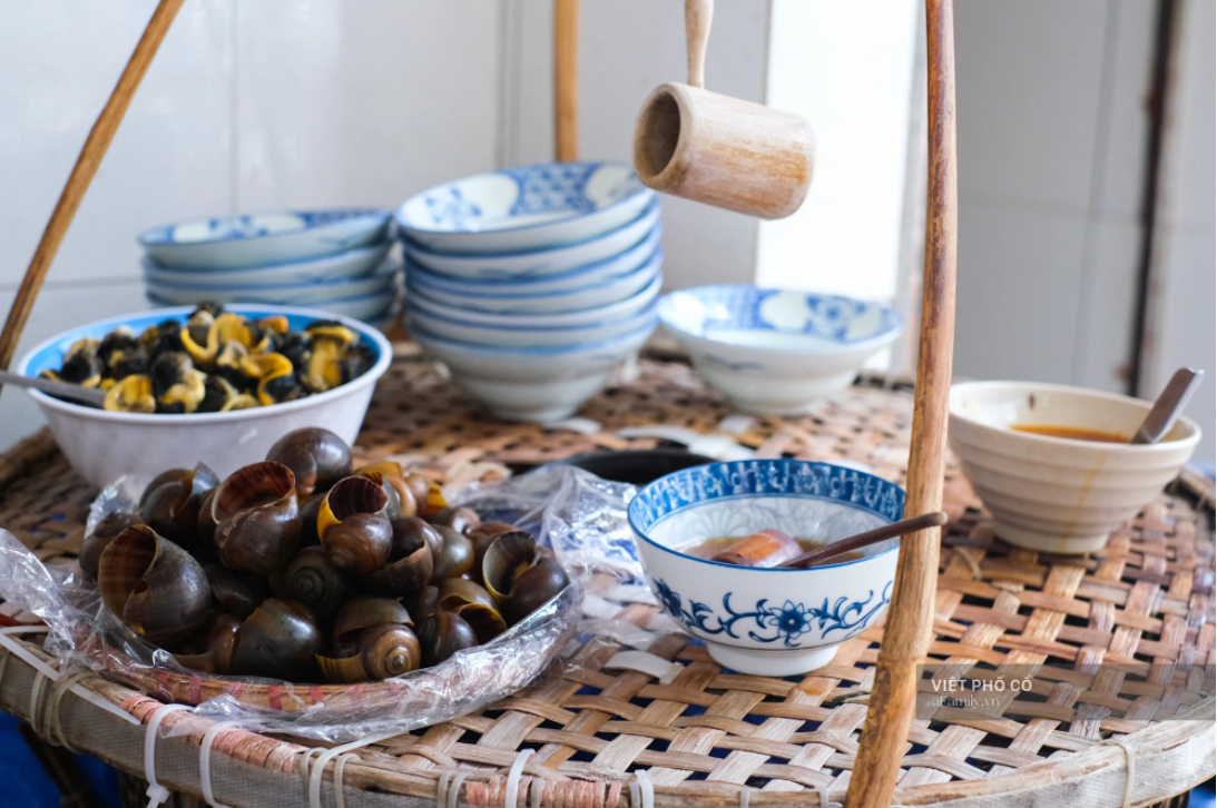 3 quán bún ốc nguội vừa KIÊU vừa đậm HƯƠNG VỊ vùng đất kinh kỳ: Khách không phải thượng đế, có tiền chưa chắc đã bán, mỗi lần chỉ được ăn 1 suất - Ảnh 1. 3 quán bún ốc nguội vừa KIÊU vừa đậm HƯƠNG VỊ vùng đất kinh kỳ: Khách không phải thượng đế, có tiền chưa chắc đã bán, mỗi lần chỉ được ăn 1 suất - Ảnh 1.