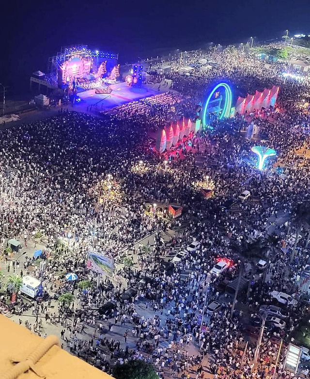   Sea of ​​people jostling to watch fireworks in Cua Lo beach town, cheering with excitement - Photo 2.