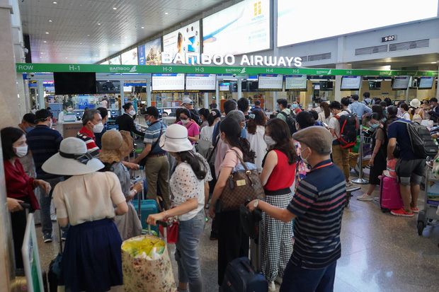  Sân bay Tân Sơn Nhất nhộn nhịp khách đi du lịch ngày đầu nghỉ Lễ giỗ Tổ Hùng Vương - Ảnh 2.