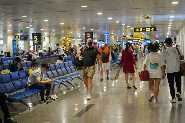  Sân bay Tân Sơn Nhất nhộn nhịp khách đi du lịch ngày đầu nghỉ Lễ giỗ Tổ Hùng Vương - Ảnh 16.