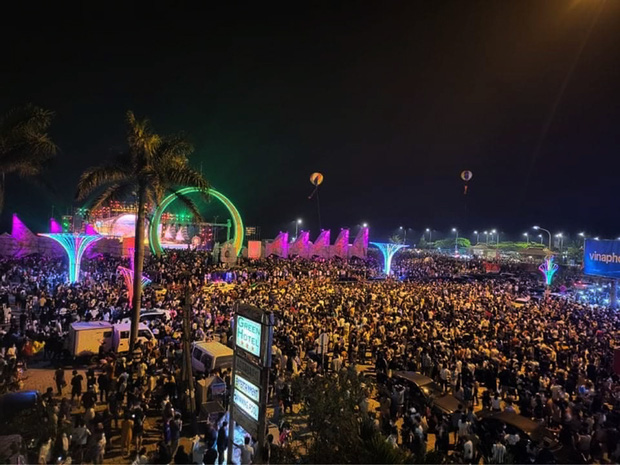  Choáng cảnh hàng nghìn người chen chân trong đêm khai mạc Lễ hội du lịch Cửa Lò năm 2022 - Ảnh 4.