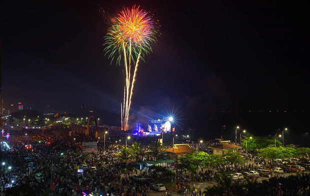  Choáng cảnh hàng nghìn người chen chân trong đêm khai mạc Lễ hội du lịch Cửa Lò năm 2022 - Ảnh 5.