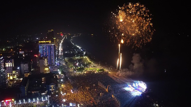  Choáng cảnh hàng nghìn người chen chân trong đêm khai mạc Lễ hội du lịch Cửa Lò năm 2022 - Ảnh 7.