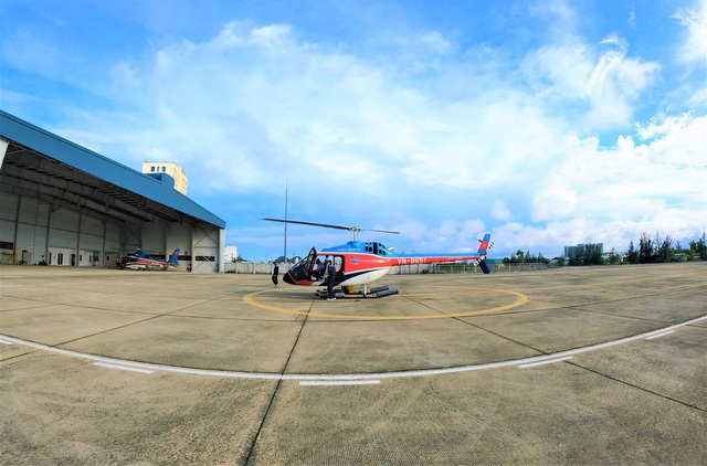 Clip, ảnh: Du khách hào hứng lần đầu trải nghiệm ngắm Đà Nẵng từ trực thăng - Ảnh 1.