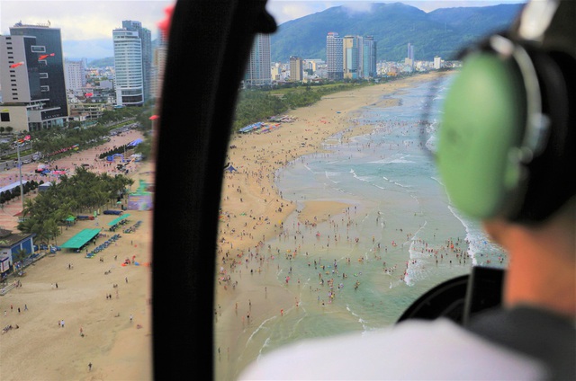 Clip, ảnh: Du khách hào hứng lần đầu trải nghiệm ngắm Đà Nẵng từ trực thăng - Ảnh 14.