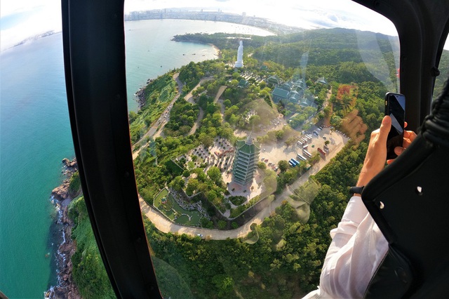 Clip, ảnh: Du khách hào hứng lần đầu trải nghiệm ngắm Đà Nẵng từ trực thăng - Ảnh 16.