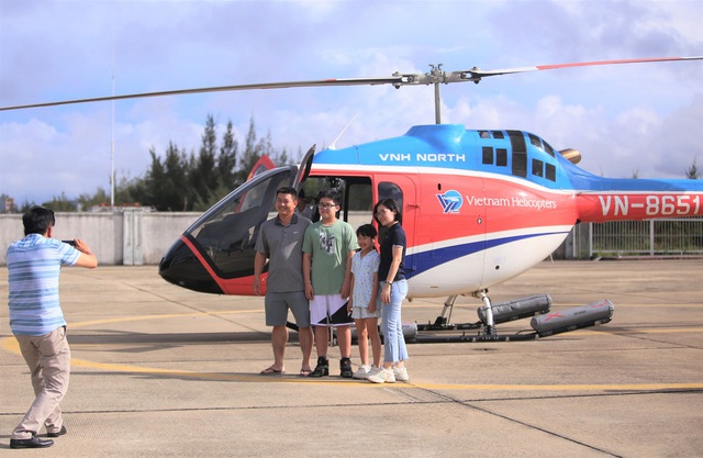 Clip, ảnh: Du khách hào hứng lần đầu trải nghiệm ngắm Đà Nẵng từ trực thăng - Ảnh 21.
