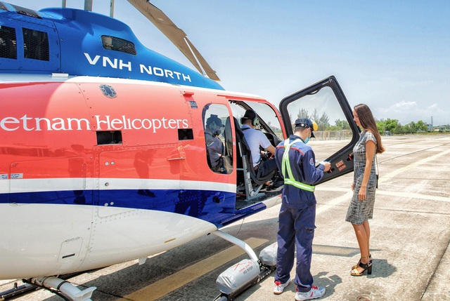 Clip, ảnh: Du khách hào hứng lần đầu trải nghiệm ngắm Đà Nẵng từ trực thăng - Ảnh 4.