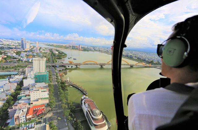 Clip, ảnh: Du khách hào hứng lần đầu trải nghiệm ngắm Đà Nẵng từ trực thăng - Ảnh 10.