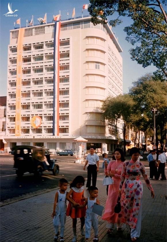 Khách sạn nào có phòng Tổng thống VIP nhất Sài Gòn: Nơi là kỳ quan lịch sử từng bị đánh bom, nơi lại có giá đến 300 triệu đồng/đêm - Ảnh 14.