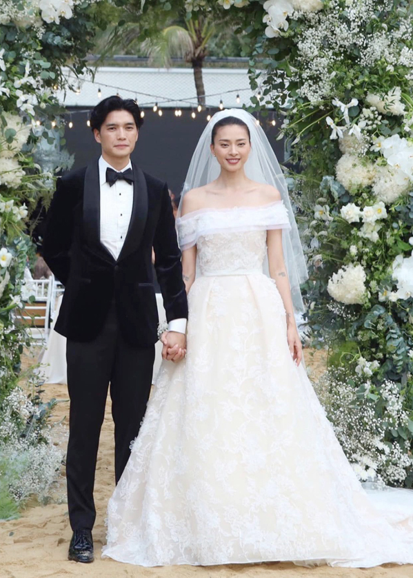 Thiên tài thời trang đứng sau những chiếc váy cưới giá nửa tỷ VNĐ của Ngô Thanh Vân và Son Ye Jin: Tự học may vá từ 9 tuổi, xây biệt phủ 20 triệu USD xịn như resort - Ảnh 1.
