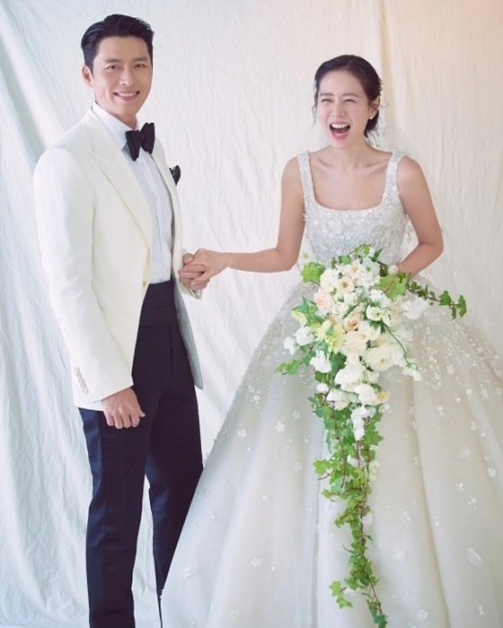 Thiên tài thời trang đứng sau những chiếc váy cưới giá nửa tỷ VNĐ của Ngô Thanh Vân và Son Ye Jin: Tự học may vá từ 9 tuổi, xây biệt phủ 20 triệu USD xịn như resort - Ảnh 2.