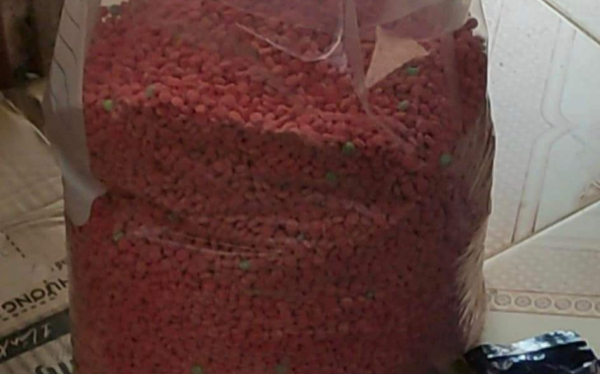 Plastic bags containing 72,000 drug pills thrown on the side of the road - Photo 1.