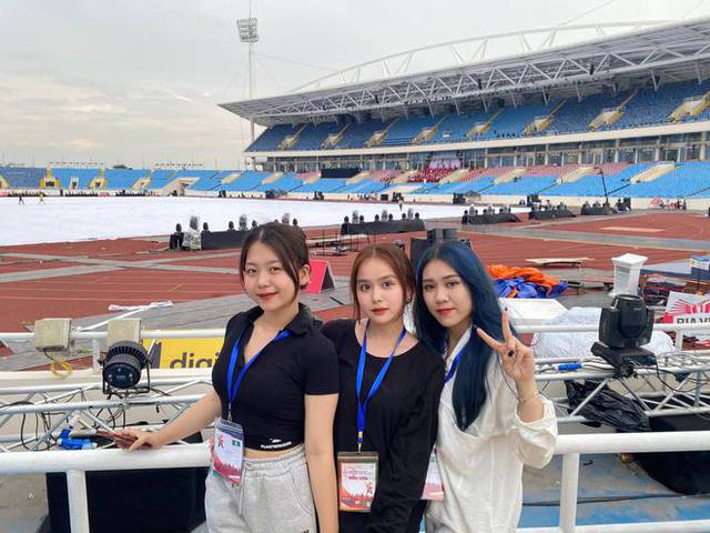 Tình nguyện viên tham gia Lễ khai mạc SEA Games 31: Đội mưa luyện tập, có ngày di chuyển 30km đi về, mệt nhưng tự hào! - Ảnh 4.