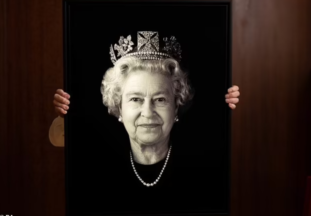 Bức chân dung chưa từng thấy của Nữ hoàng Anh được công bố với báu vật đặc biệt 200 năm tuổi, hiếm có khó tìm - Ảnh 1.