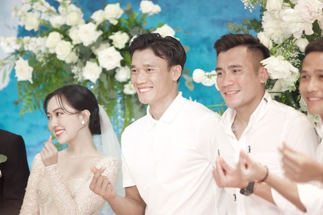  Toàn cảnh đám cưới Hà Đức Chinh - Mai Hà Trang: Không gian tiệc gần 1 tỷ đồng, khách mời toàn ngôi sao, visual cô dâu chú rể hoàn hảo  - Ảnh 13.