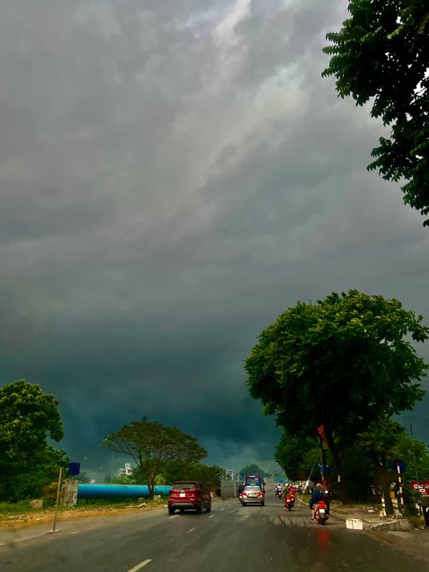 Chùm ảnh: Mây đen giăng kín đầu giờ chiều, bầu trời Hà Nội tối om đón cơn mưa như trút nước - Ảnh 2.