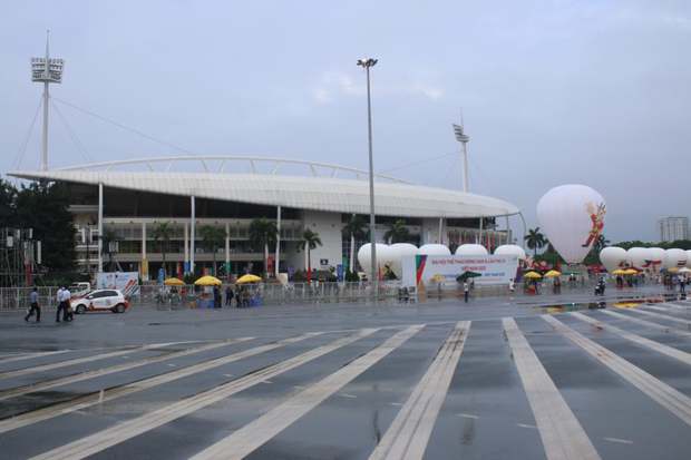 Lễ khai mạc SEA Games 31: An ninh được siết chặt, người dân đội mưa tới sớm trước nhiều tiếng ngóng chờ - Ảnh 1.