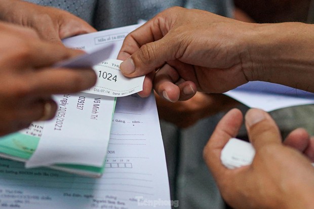 Đi làm thủ tục rút bảo hiểm thất nghiệp từ tờ mờ sáng - Ảnh 15. Đi làm thủ tục rút bảo hiểm thất nghiệp từ tờ mờ sáng - Ảnh 15.