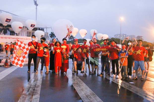 Lễ khai mạc SEA Games 31: An ninh được siết chặt, người dân đội mưa tới sớm trước nhiều tiếng ngóng chờ - Ảnh 15.