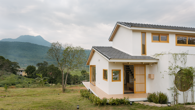 The architect and his wife fled the street to Ba Vi to build a beautiful Japanese-style duplex villa like in a magazine - Photo 3.