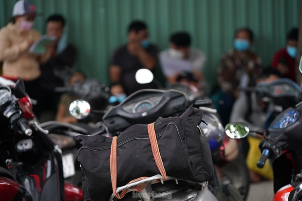 Đi làm thủ tục rút bảo hiểm thất nghiệp từ tờ mờ sáng - Ảnh 7. Đi làm thủ tục rút bảo hiểm thất nghiệp từ tờ mờ sáng - Ảnh 7.