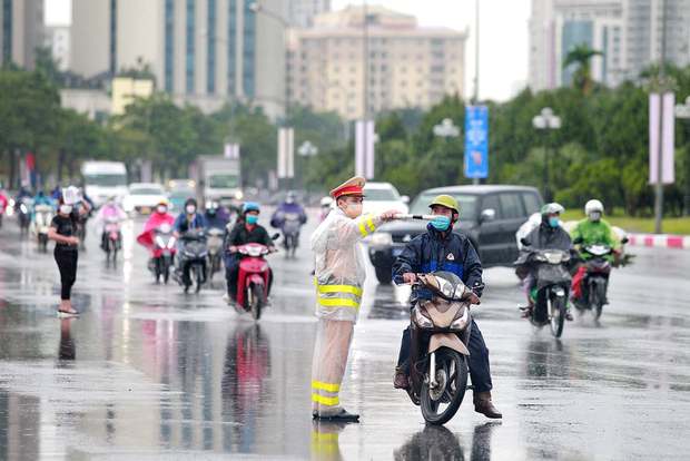 Lễ khai mạc SEA Games 31: An ninh được siết chặt, người dân đội mưa tới sớm trước nhiều tiếng ngóng chờ - Ảnh 7.