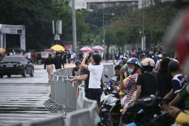 Lễ khai mạc SEA Games 31: An ninh được siết chặt, người dân đội mưa tới sớm trước nhiều tiếng ngóng chờ - Ảnh 10.