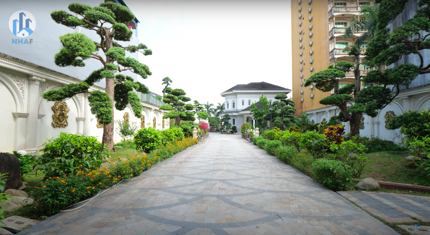Choáng ngợp dinh thự sân vườn tại Quảng Ninh do người Pháp thiết kế: Rộng 4.000 m2, mất 6 năm hoàn thiện, tầng hầm đỗ được 30 chiếc ô tô   - Ảnh 2.