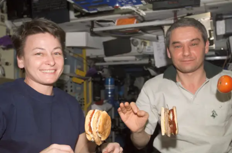 Lương khô và thức ăn của các phi hành gia NASA đã được cải tiến thế nào từ năm 1960 đến nay? - Ảnh 10.