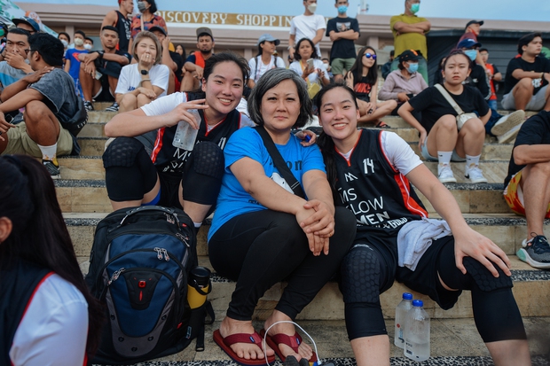   Meet the parents who move halfway around the world to support their daughter to play for the Vietnamese basketball team - Photo 2.