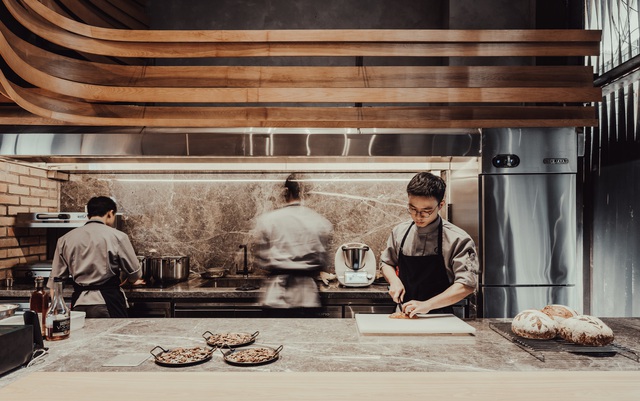 Admire the excellent Vietnamese restaurant that has just won the international architecture award: Refined and rustic space in the heart of Hanoi's old quarter - Photo 7.